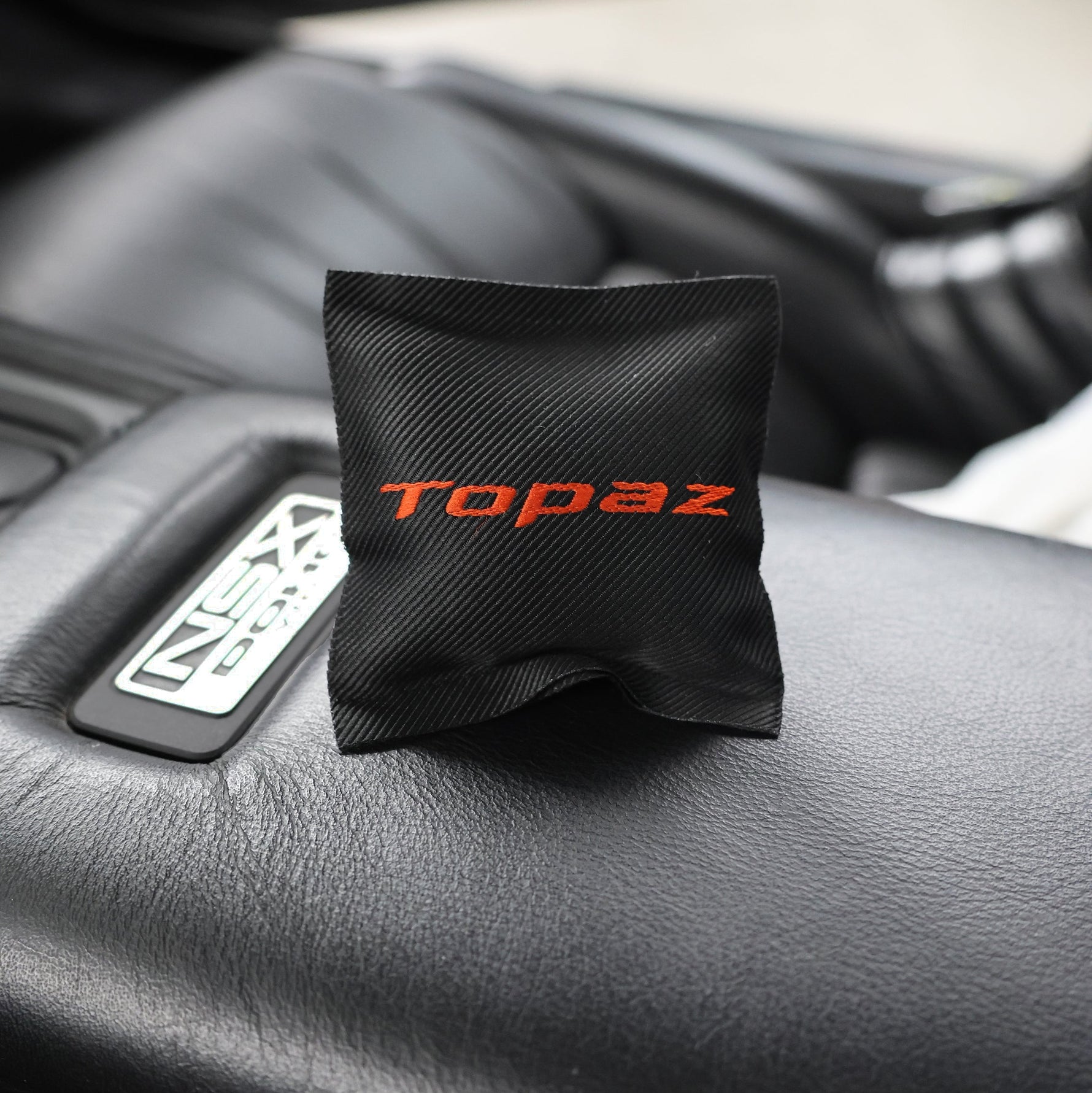 Topaz Exclusive Leather scent sachet — close-up detail